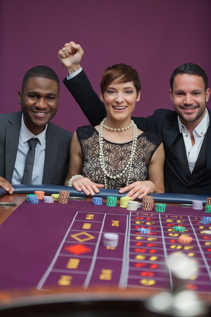 Dealer mengoperasikan meja blackjack langsung di studio Monopoly Live